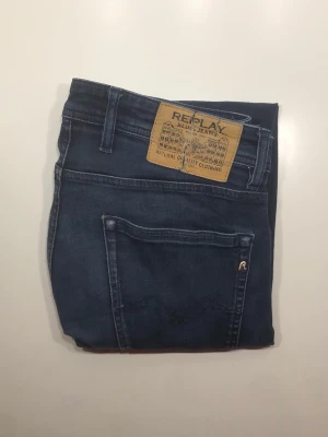 Replay Jeans 👖  - Säljer ett par mörkblå jeans från Replay! Storlek: W30 L32 (Bild 4) Modell: har suddats ut men sitter som Anbass, Slim fit iallafall. Nypris: 1600kr, mitt pris: 399kr, enda defekten är tagen som är upprivd i mitten men är ihoplimmad så den sitter fast (Bild 5/sista) Skriv vid frågor och skicka gärna prisförslag! 