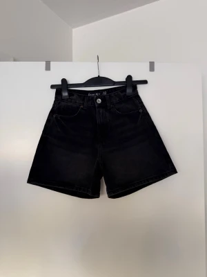 Jeansshorts svarta  - Storlek 32. Aldrig använda. 