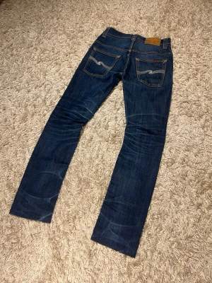 Nudie jeans thinn finn slim fit herr - Nudie jeans modell thinn finn. Slim fit med en riktigt fet fade och snygga honecombs. Mycket bra skick, inga märkvärdiga defekter. Storlek w29 L32 mer som  w27/8 L30. Postas samma dag slm köp eller dagen därpå🙌💯