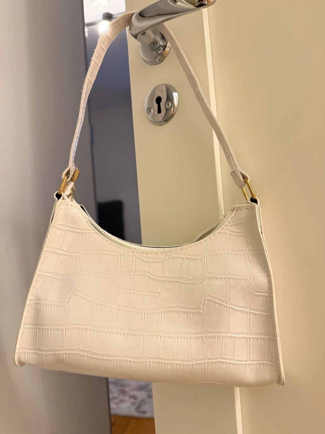Vit axelväska med krokopräglat mönster
