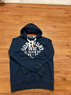 Super dry hoodie vintage - Riktigt schysst vintage Superdry hoodie med lång historia 