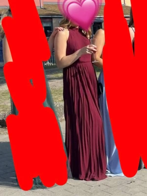 Balklänning vinröd - Supersnygg balklänning från Bubbleroom nypris ca 1000-1200kr minns ej. Använd en dag. Öppen rygg, halterneck och snygga detaljer runt nacken. Slits på ena sidan och dragkedja finns. Väldigt lång ( är 170 och har 6 cm klack på bilderna ) 