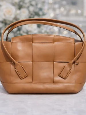 Väska - Väskan är ganska tung, den är gjord av äkta läder. Finns spår av användning. 