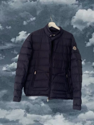 Moncler acourous - Moncler jacka size 3 vilket motsvarar M/L ~ inga defekter skicket är 10/10 ~Givetvis äkta pris går att diskutera! 