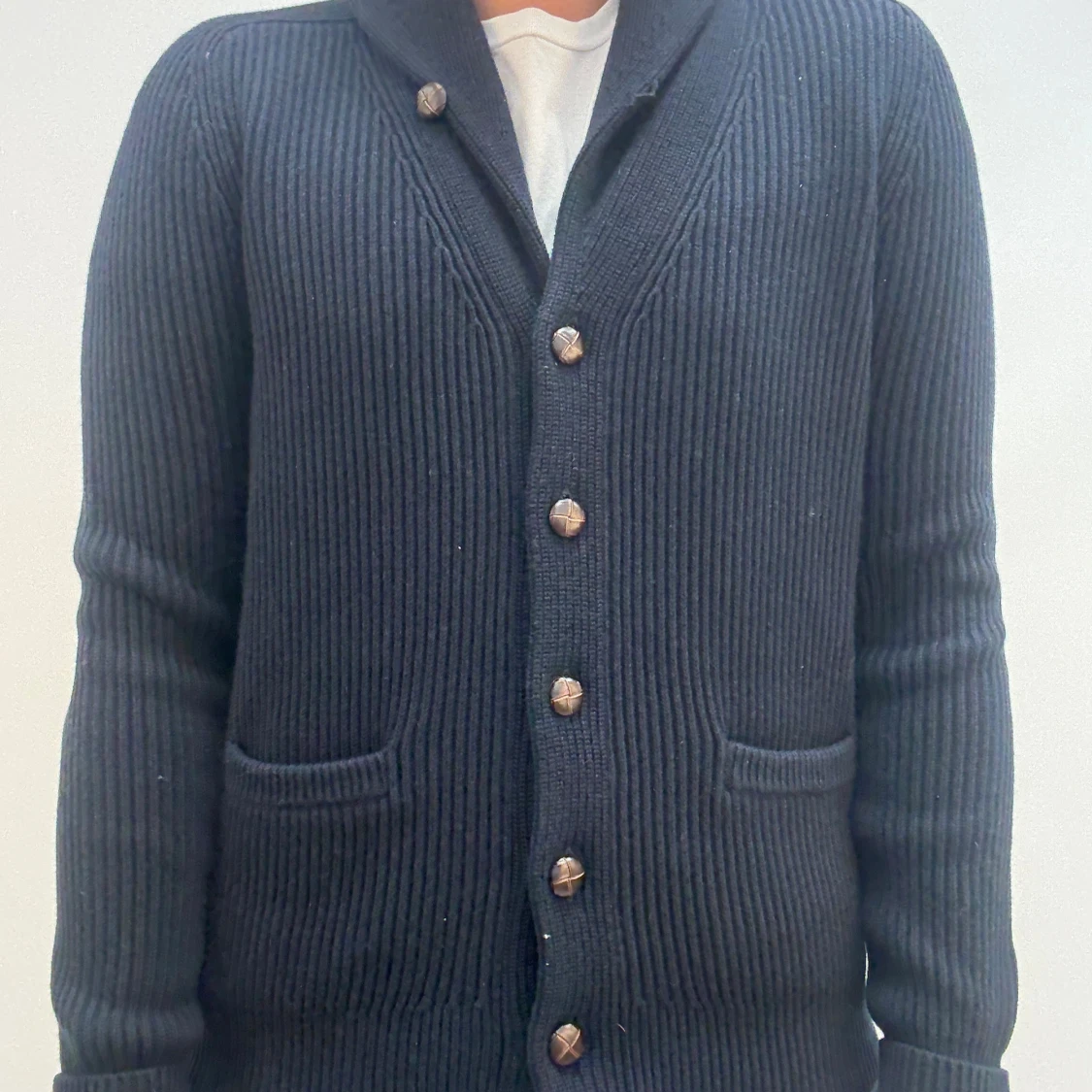 Mörkblå ribbad kofta med knappar