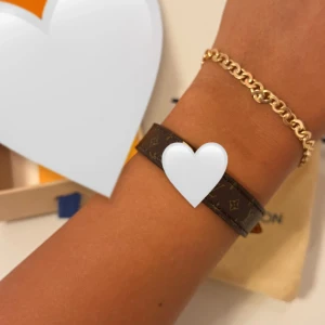 Armband - Lv armband, kunde inte lägga upp alla bilder på armbandet då det blir borttaget av plick. Skicka ett DM vid intresse så skickar jag fler bilder!