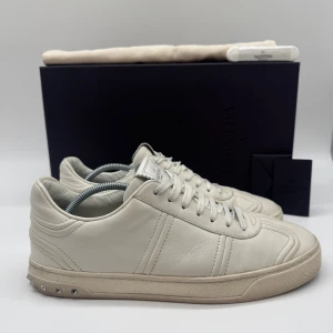 VALENTINO FLYCREW - Valentino flycrew - Skick: 8,5/10 - Alla nitar sitter kvar - Tillbehör: Kort - Storlek 41 sitter som 42 - Nypris ca 8000kr - Deluxecloset