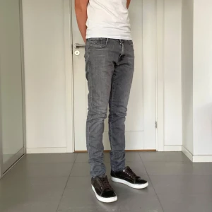 Replay Anbass jeans  - Säljer nu dessa Replay Anbass jeans som är i bra skick bortsett från ett mini slitage, W32 o L34, skriv för fler bilder/frågor🙌🏼
