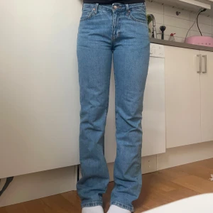 Lljusblå low waist jeans - Ljusblå jeans från BikBok med låg midja och raka ben. Klassisk femficksmodell med knapp och dragkedja framtill.