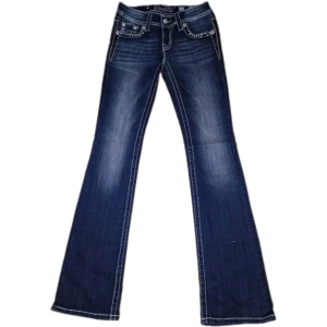 MISS ME JEANS - Miss Me jeans i modellen ”J55408B8/boot” midjemåttet rakt över är 38cm. Ytterbenet 107cm och innerbenet 86cm. Jeansen är som nya. Kontakta vid intresse!
