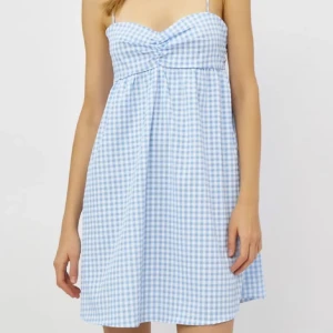 Supersöt klänning - Jättefin klänning, den ser blå ut på bilderna men är mer åt det lila hållet! Passar strl xxs!