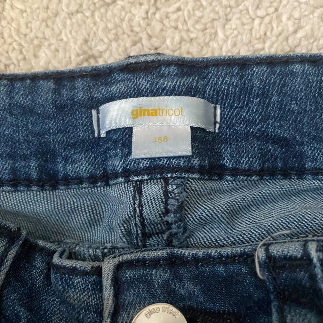Blå bootcut jeans från Gina Tricot - 3