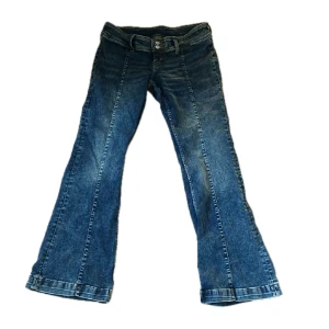 Låga bootcut jeans  - Ett par jättecoola låga bootcut jeans från Monki. Säljer pga att de ej kommit till användning 💕