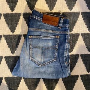 Tiger of Sweden jeans - Blåa tiger of Sweden jeans i storlek w29!| nypris är runt 1200kr men mitt pris 499| skicket är bra!| skriv vid minsta fråga