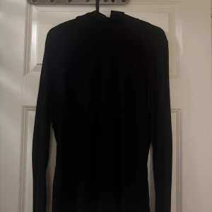 Svart polotröja med långa ärmar - Liten defekt 