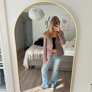 Randig Kavaj - Säljer en så snygg randig kavaj som har en så galet snygg passform! Den är ifrån Vero Moda i storlek 40! 