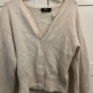 Beige kofta från Bik Bok i alpackablandning - Mysig beige kofta från Bik Bok i alpackablandning. Super nice till allt