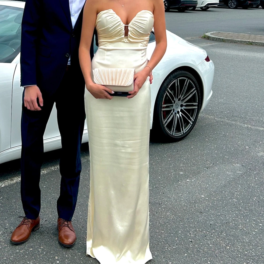 Champagnefärgad axelbandslös långklänning