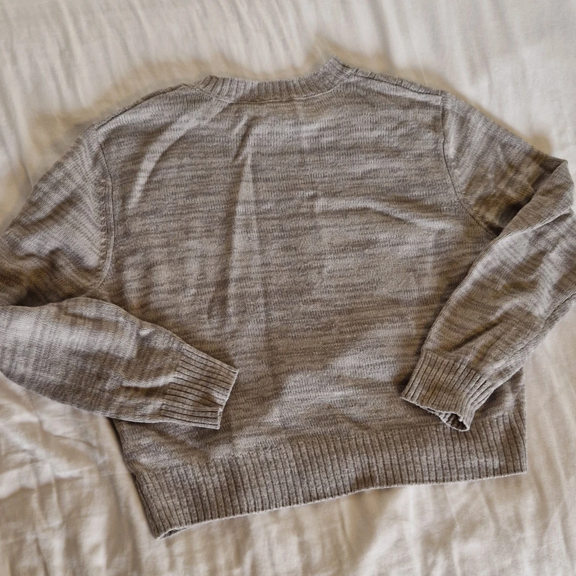 Grå kabelstickad tröja med rund hals - 2