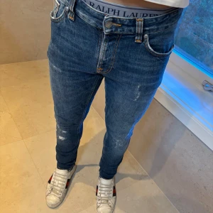 Nudie jeans  - Nudie jeans med nice slitningar som passar till allt 