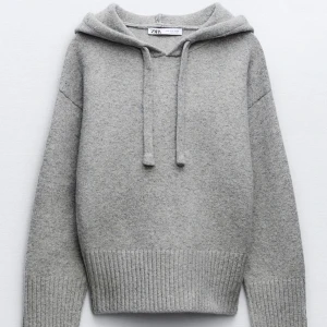Grå stickad hoodie från Zara - Mysig grå stickad hoodie från Zara med huva och snörning i stl M, nyskick!