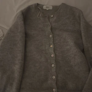 Grå kofta i alpackablandning Gina Tricot - Mysig grå kofta från Gina Tricot. Använd 1-2 gånger men har inget tecken på användning. 