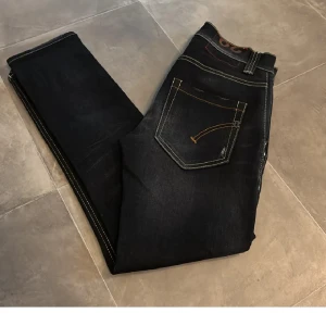 Gråa Dondup jeans - Säljer ett par riktigt feta dondup jeans, nästan helt nya. Nypris ca 2800. Kom gärna med prisförslag!