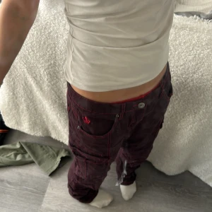 Vinröda från Hillevi - Vinröda byxor från Hillevi med kontrasterande röda sömmar säljer för de är tyvärr lite stora💗 