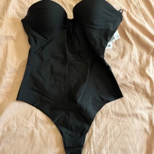 H&M body  - Helt ny och oanvänd body från h&m. Super populär och slutsåld💗med lappar kvar. Banden medföljer. Säljer även samma i 75A
