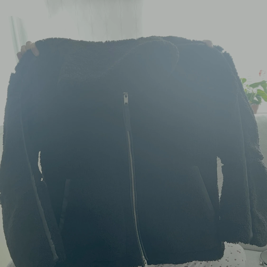 Svart teddyjacka med dragkedja