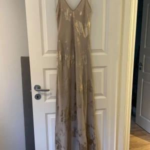 Champagnefärgad långklänning med guld - Använd en kväll så är så gott som ny! Öppen rygg✨