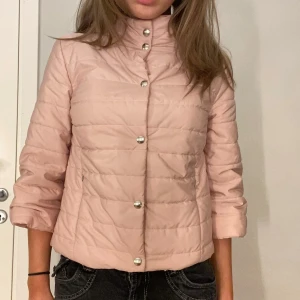 Rosa jacka med trekvartsärmar - Följ mig gärna då jag lägger ut liknande plagg 🌼 Säljer denna supersöta jackan med trekvartsarmar från corallo. Det finns ingen storlekslapp men den passar som en S. Annnars är den i perfekt skick utan skavanker. Skriv gärna om du har frågor eller köp direkt via köp nu så postar jag dagen därpå❤️