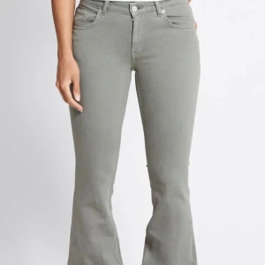Gröna jeans lager 157 - Jeans med smal passform, låg midja och utsvängda nertill . Helt oanvända, säljer pga att storleken ej passade. Detta är storlek L men passar som S/m. Jag brukar ha M i deras jeans, men dessa satt tillomed tight i låren. Nypris 400kr 