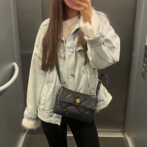 Jeansjacka - Jättesnygg jeansjacka från hm, super fint skick utan defekter! Däremot finns det sminkfläckor längst upp men går säkert bort i tvätten (kan tvättas innan den skickas om det önskas!) 🥰