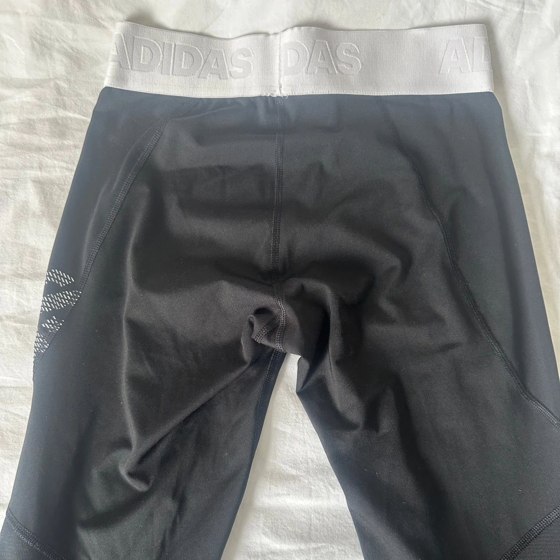 Svarta och  vita Adidas träningsbyxor - 3