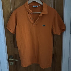 pikétröja från Lacoste - Säljer en orange pikétröja från Lacoste i klassisk modell. Bra skick. Kom med bud💸