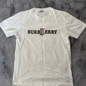 Vit Burberry t-shirt med logga - Ingen användning 