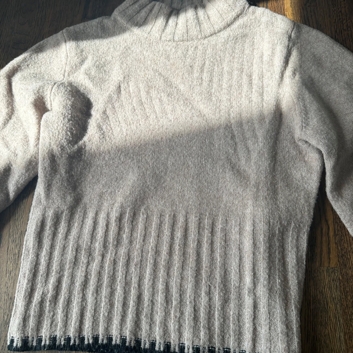 Beige stickad polotröja från Bubbleroom - 1