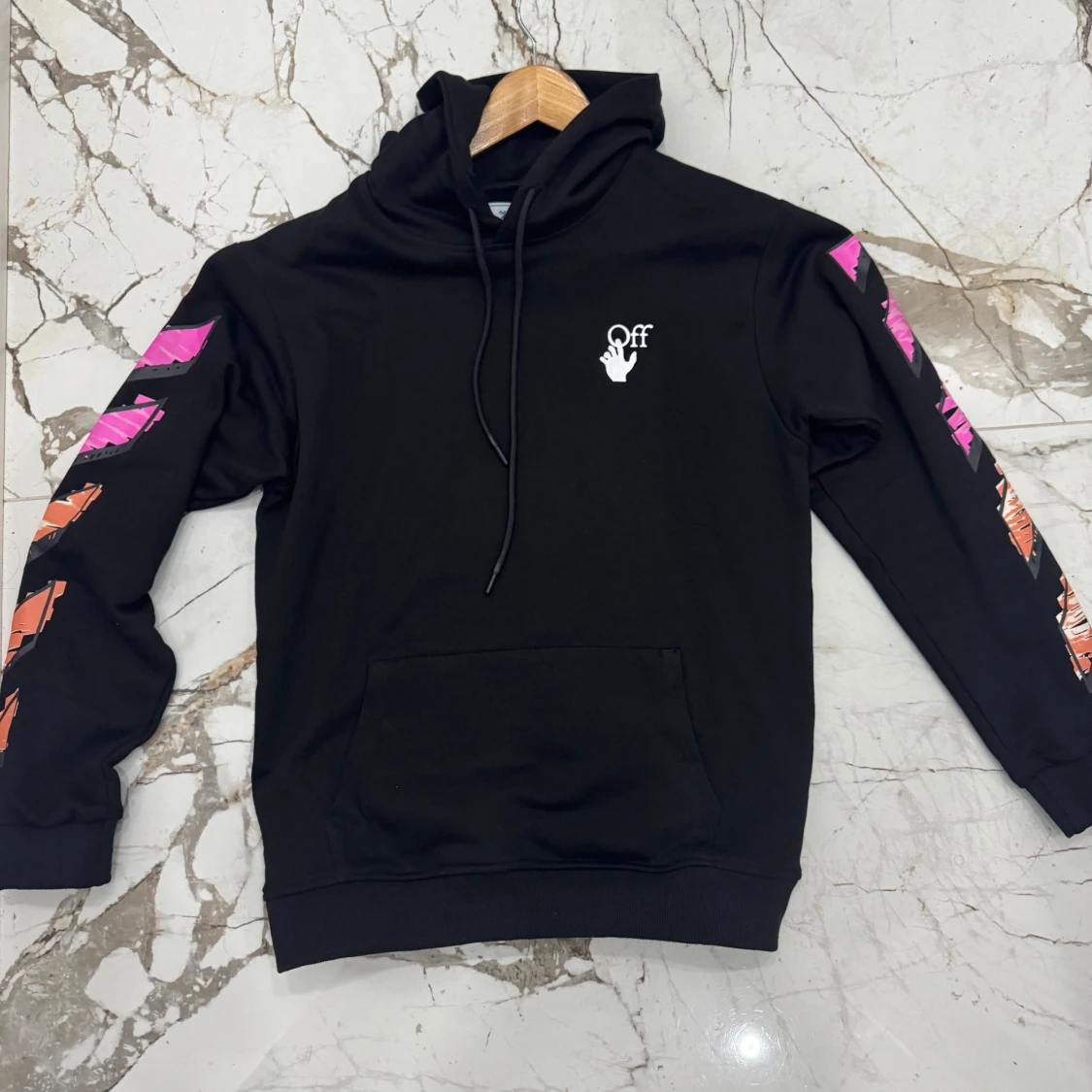 Svart Off-White hoodie med färgglada detaljer