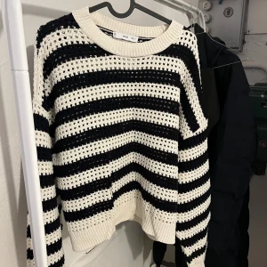 Randig stickad tröja från MNG - Säljer en svartvit stickad tröja från MNG i storlek M. Tröjan har breda horisontella ränder, virkad känsla och är långärmad med ribbade muddar. Perfekt för dig som gillar en luftig och trendig look. Köparen står för frakt 💞Nypris: 400 kr Mitt pris: 200 kr 💞Men tar gärna emot bud