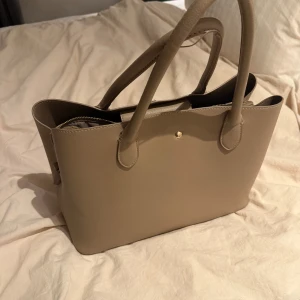 Brun väska  - Knappt använd! 