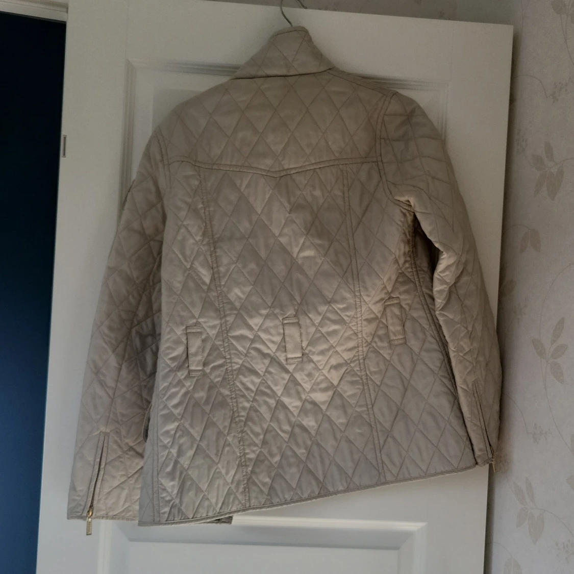 Beige quiltad jacka från Barbour - 1