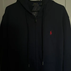 Mörk blå hoodie från Polo Ralph Lauren - Helt ny pris kan diskuteras 💕