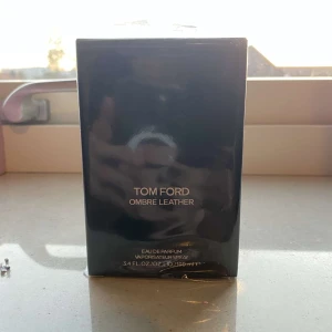 Tom Ford Ombré Leather 100ml - Tom Ford Ombré Leather Eau de Parfum i 100 ml storlek. En ikonisk doft i snygg förpackning, perfekt för dig som vill sticka ut med stil. Oöppnad och i originalförpackning.
