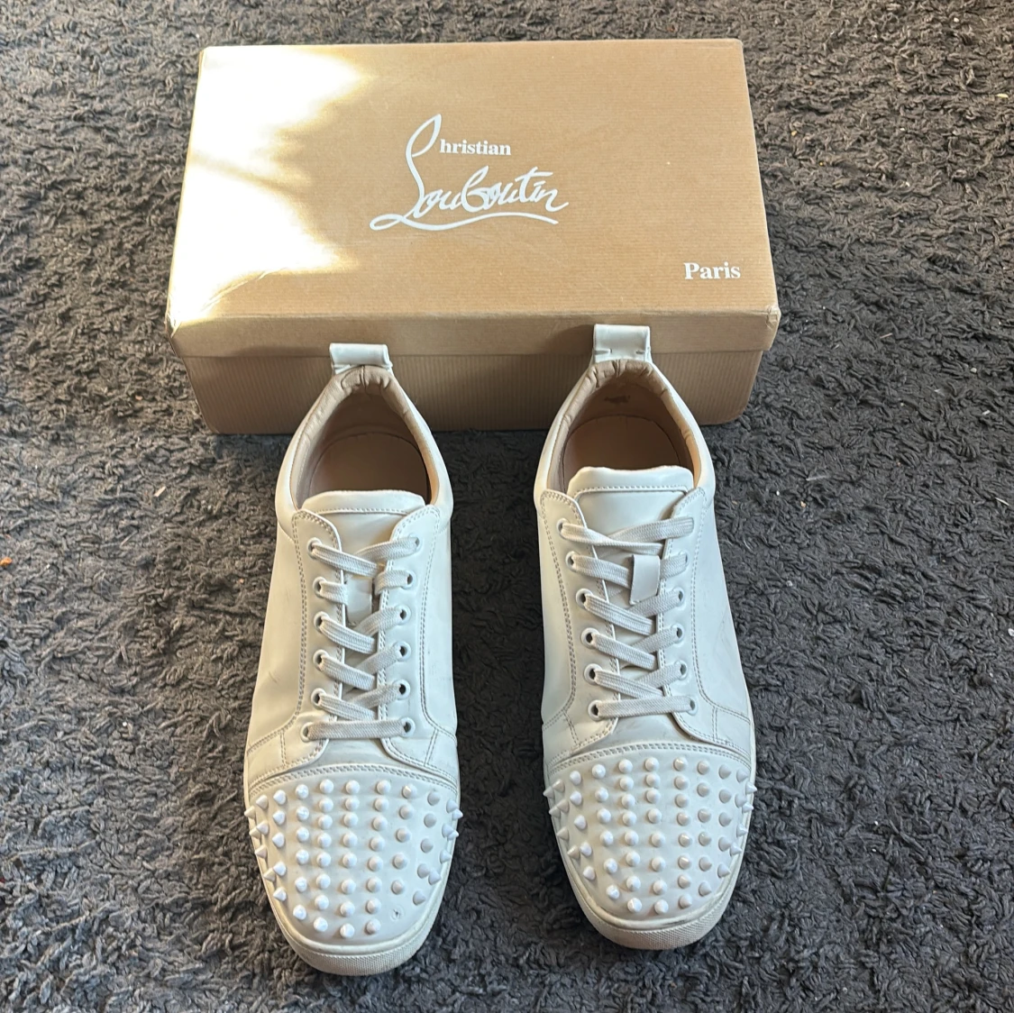 Christian Louboutin vita med spikar  - 2