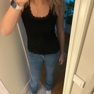 Blå bootcut jeans från Zara, strl 38 - Snygga blå jeans från Zara i storlek 38. Modellen är bootcut med lätt utsvängda ben och normal passform. Perfekta att använda i vardagen. Säljer pga att de inte kommit till användning.