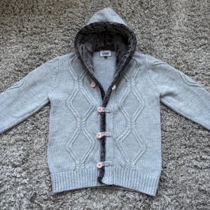 Stickad päls cardigan  - Säljer denna riktigt feta stickade päls cardiganen!⭐️Nypris = 1500kr! / Skick : NYSKICK!🤝Storlek M passar M!👍Hör gärna av er om ni har funderingar!🙌