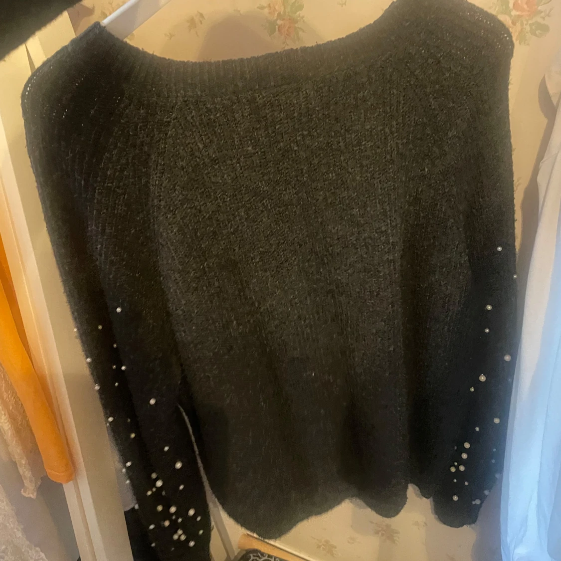 Mörkgrå stickad tröja med pärlor Amisu - 1