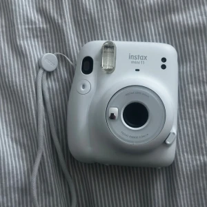 Instax mini 11 - Fujifilm Instax mini 11 polaroidkamera – ta bilder och skriv ut dem direkt i kameran. Perfekt för att fånga minnen på resor, bröllop eller andra fester.