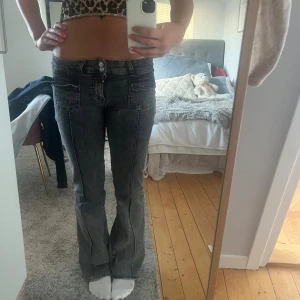 Lågmidjade bootcut Jeans - Supersnygga lågmidjade bootcut jeans ifrån Nelly. Inga defekter! Passar S/M